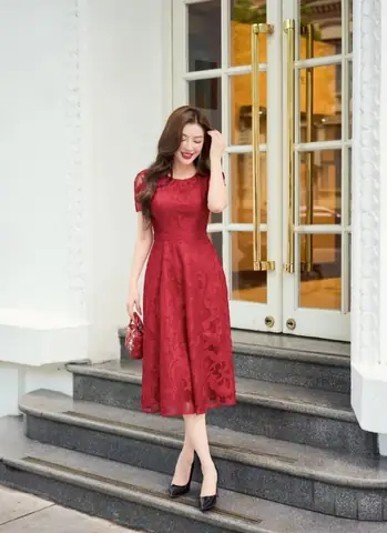 Đầm Đỏ Kết Hợp Với Giày Đen