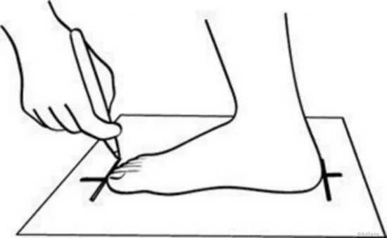 Đánh dấu các đường giới hạn để đo chiều dài chân