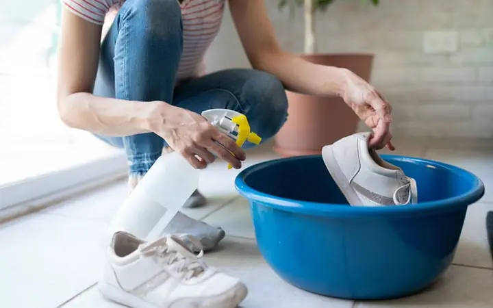 Cách Giặt Giày Trắng Đúng Đắn Không Bị Ố Vàng