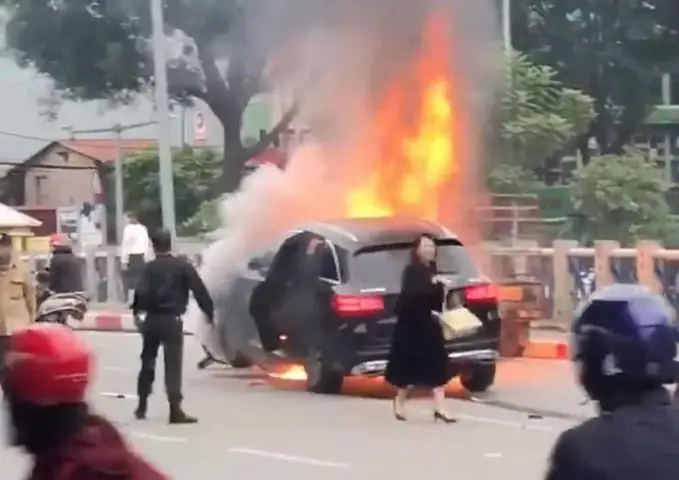 Co nen cam dep le, giay cao got khi dieu khien phuong tien giao thong? - Hinh anh 2 Co nen cam dep le, giay cao got khi dieu khien phuong tien giao thong? - Hinh anh 2