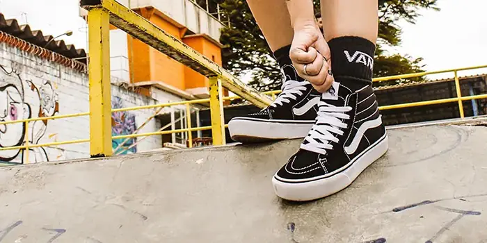 Bạn Có Phải Một Sneakerhead, Đặc Biệt Là Một Vanslover Chân Chính? Liệu Bạn Có Tự Tin Mình Thuộc “nằm Lòng” Những “điển Tích” Về Sự Ra Đời Của Thương Hiệu Giày Vans Off The Wall? Với Lịch Sử Hình Thành Và Phát Triển Qua Nhiều Thập Kỷ, Đến Nay, Hãng Giày Vans Đã Gặt Hái Không Ít Thành Công Và Có Chỗ Đứng Vững Chắc Trong Làng Giày Sneakers Như Ta Có Thể Thấy. Vậy Các Fan Hãy Cùng Ôn Lại Hoặc Cập Nhật Một Số Thông Tin Về Hãng Giày Ván Trượt Này, Từ Đó Có Cái Nhìn Chi Tiết Hơn Về Một Thương Hiệu Giày Thể Thao Được Nhiều Người Ưa Thích.