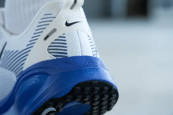 Review Nike Vomero 18: Giày chạy siêu thoải mái cho đường dài Review Nike Vomero 18: Giày chạy siêu thoải mái cho đường dài