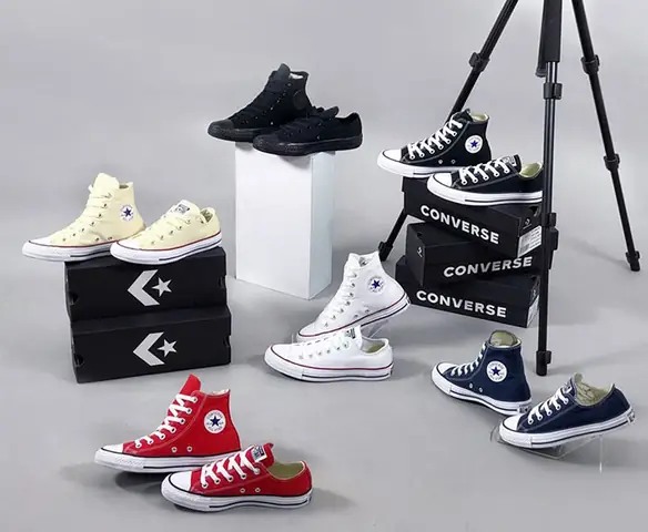 Giày Converse được ra mắt vào năm 1917 và trở thành một trong những biểu tượng ngành công nghiệp giày dép. Thiết kế đặc trưng của giày chính là đế cao su dẻo dai và thân giày canvas với độ bền bỉ cao. Mặc dù, Converse sở hữu kiểu dáng sneaker tuy nhiên vẫn còn rất nhiều tín đồ thắc mắc rằng “giày Converse có phải là giày thể thao không”. Hãy cùng Drake VN tìm hiểu qua bài viết này nhé.