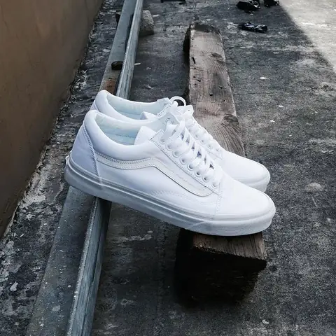Tips chữa cháy giày Vans bị phai màu do thuốc tẩy Tips chữa cháy giày Vans bị phai màu do thuốc tẩy