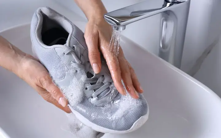 1Có nên dùng thuốc tẩy để làm trắng giày? 1Có nên dùng thuốc tẩy để làm trắng giày?