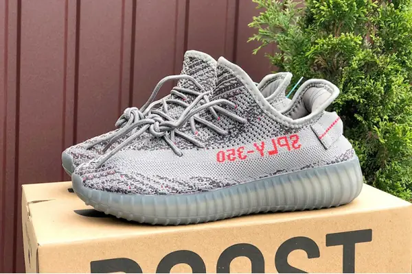 Giày Adidas Yeezy 350 V2 x Off-White: Thực hư về siêu phẩm kết hợp