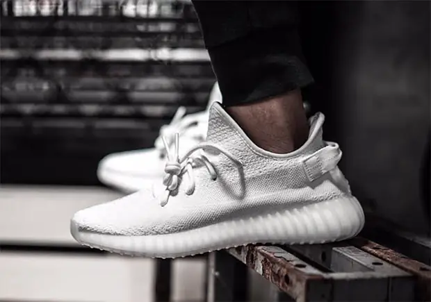 Giày Adidas Yeezy 350 V2 x Off-White: Thực hư về siêu phẩm kết hợp