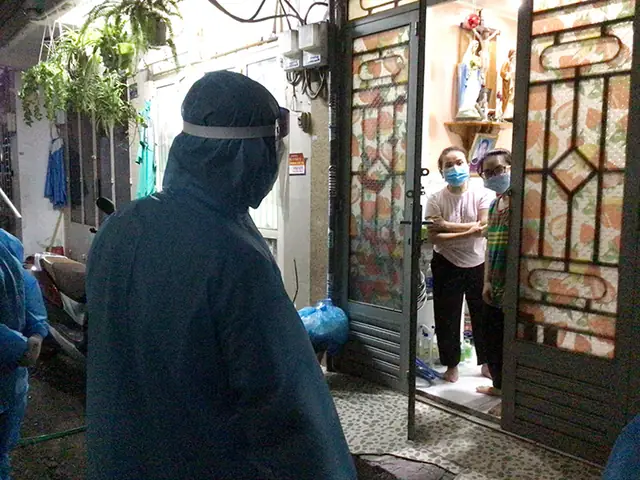 Trưởng công an quận là tình nguyện viên mùa dịch -0