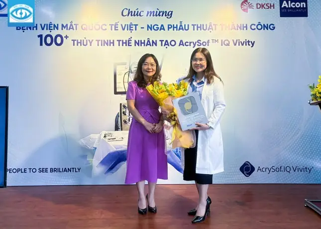 giày cao gót quai trong suốt có chuỗi cườm