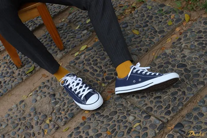 Giày Converse Classic thấp cổ màu xanh navy từ lâu đã trở thành biểu tượng thời trang vượt thời gian với phong cách độc đáo và sự thoải mái tuyệt vời mà item này mang lại. Không chỉ là một đôi giày thông thường, màu sắc xanh navy tinh tế cùng với thiết kế thấp cổ của giày Converse Classic mang đến cho người mang một cảm giác tự tin và thời thượng hơn.