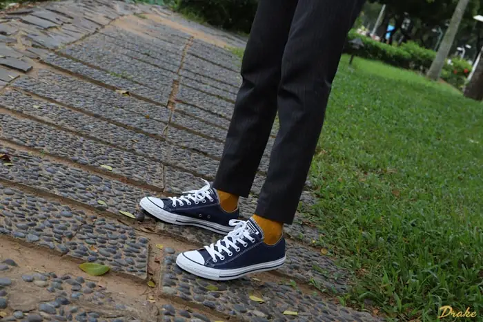 Tự tin sải bước với giày Converse Classic thấp cổ màu xanh navy Tự tin sải bước với giày Converse Classic thấp cổ màu xanh navy