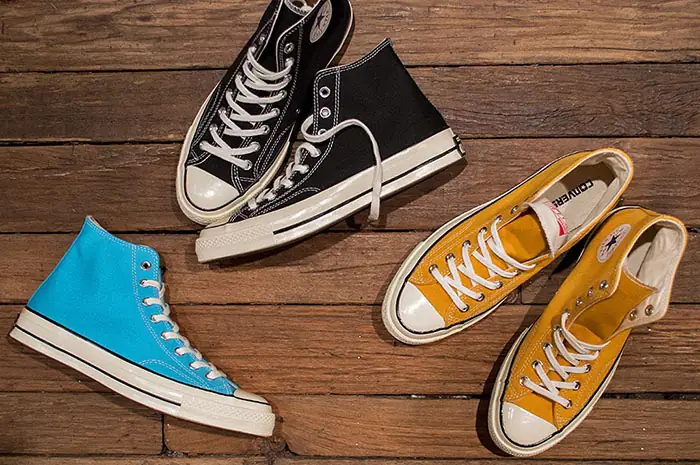 Trong vài năm trở lại đây,street style của giới trẻ ngày càng đa dạng hơn bao giờ hết, cùng với đó là hàng loạt các mẫu giày Converse được ra mắt với nhiều phiên bản sống động. Có thể thấy tần số xuất hiện ngày càng nhiều của thương hiệu thời trang hợp túi tiền, mang tính ứng dụng cao mà còn dễ mix&match. Tuy nhiên, thông dụng là vậy nhưng vẫn có rất nhiều bạn trẻ vẫn còn chưa biết rõ giày Converse bao nhiêu tiền? Để có cái nhìn rõ hơn, Drake VN sẽ giải đáp thắc mắc giúp bạn nhé!