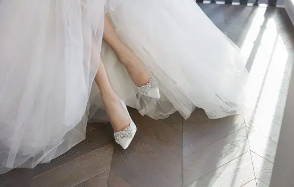 2. Chỉ Chọn Giày Cưới Có Tông Màu Trắng 2. Chỉ Chọn Giày Cưới Có Tông Màu Trắng