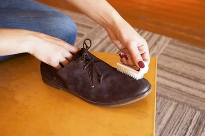 Một Số Sai Lầm Thường Gặp Khi Giặt Giày Da Lộn