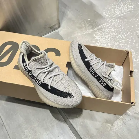 5. Giày AdidasYeezy Boost 350 V2