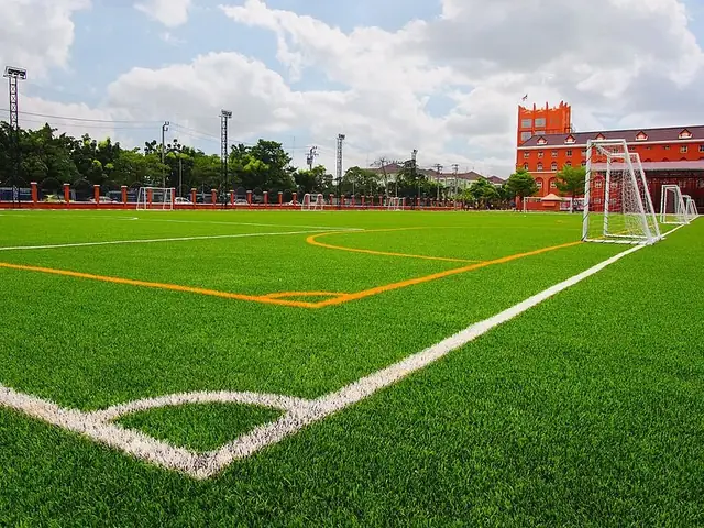 Có nên hay không nên sử dụng giày futsal IC trên sân cỏ nhân tạo?