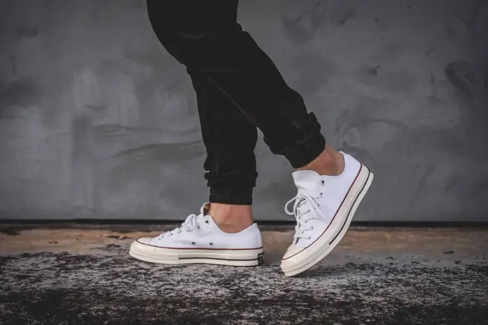 Nếu Như Bạn Đang Gặp Rắc Rối Trong Việc Chọn Giày, Làm Sao Để Tìm Được Một Item Đa-zi-năng Vừa Có Tính Thời Trang Lại Có Sự Tiện Dụng, Dễ Dàng Hòa Hợp Với Nhiều Phong Cách Khác Nhau. Đã Đến Lúc Xem Xét Những Đôi Giày Converse Cổ Thấp Trắng. Thiết Kế Cổ Thấp Giúp Đôi Chân Không Bị Gò Bó, Từ Đó Chuyển Động Cũng Linh Hoạt Hơn. Hơn Nữa, Gam Màu Trắng Được Xem Là Sắc Màu “dễ Tính” Nhất, Có Thể Kết Hợp Với Nhiều Kiểu Trang Phục Khác Nhau Đặc Biệt Là Kiểu Phối Casual Style. Để Bạn Có Cái Nhìn Chi Tiết Hơn Về Giày Converse Cổ Thấp Trắng, Hãy Cùng Drake List Những Item Được Lựa Chọn Nhiều Nhất Ngay Sau Đây Nhé.