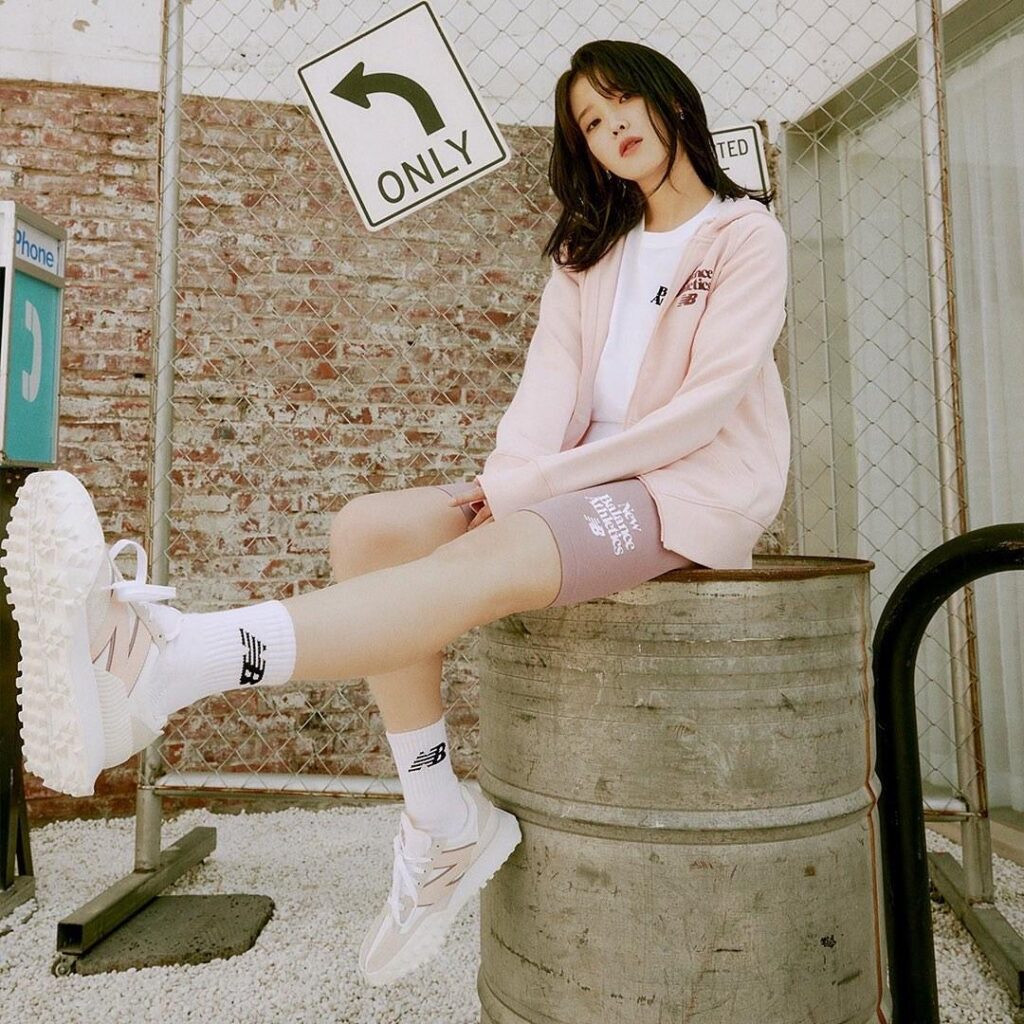 Giày New Balance nữ với thiết kế và phối màu đơn giản nhưng cuốn hút