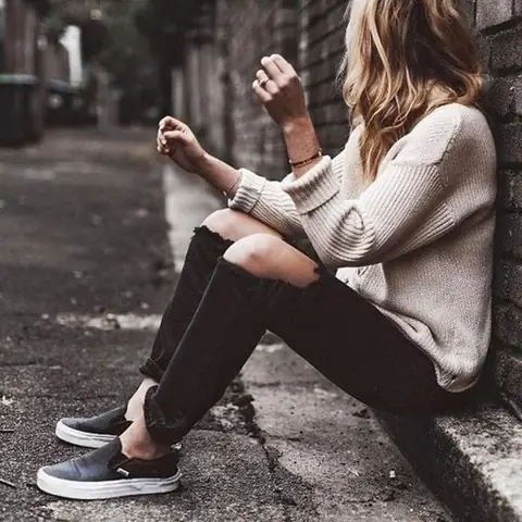 Slip-on Với Quần Rách Gối Đang Là Xu Hướng Slip-on Với Quần Rách Gối Đang Là Xu Hướng