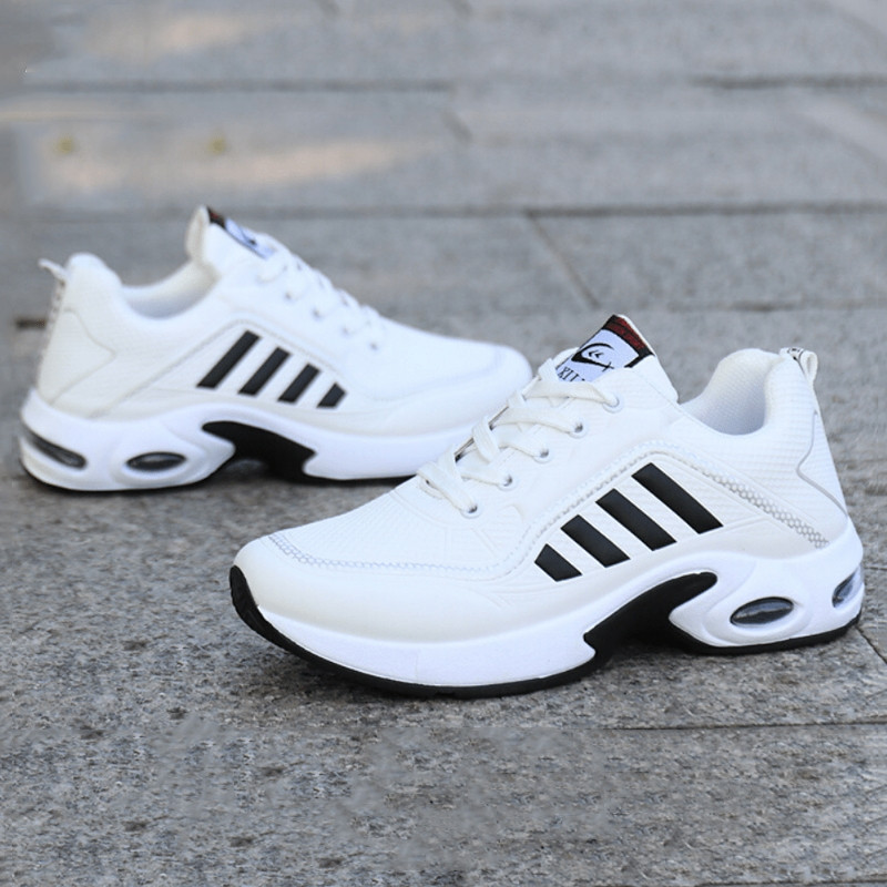 Giày sneaker có thiết kế đơn giản, màu sắc trung tính cho người đứng tuổi