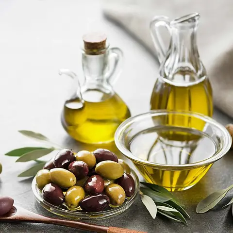 Dùng Dầu Oliu Làm Mềm Giày Da Lộn