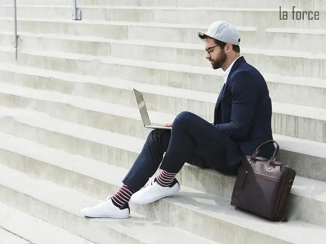 Chọn Giày Sneaker Cho Vest Màu Xanh Đậm Và Ghi Xám Chọn Giày Sneaker Cho Vest Màu Xanh Đậm Và Ghi Xám