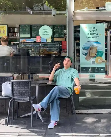 Bức ảnh nam rapper Hieuthuhai “diện” một đôi giày vải thương hiệu Asia Sports với họa tiết kẻ sọc đỏ na ná mẫu giày ASN của Thượng Đình. Bức ảnh nam rapper Hieuthuhai “diện” một đôi giày vải thương hiệu Asia Sports với họa tiết kẻ sọc đỏ na ná mẫu giày ASN của Thượng Đình.