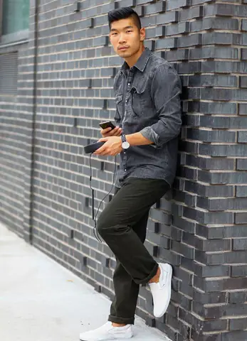 Giày Vans Nam Trắng - Những Đôi Giày Sneaker Trắng Toàn Thân Hoặc Mang Sắc Trắng Chủ Đạo Chính Là Những Items Được Giới Mộ Điệu Quan Tâm Và Ưa Chuộng Nhất. Không Phải Là Mẫu Giày Được Yêu Thích Bởi Xu Hướng, Mà Hiện Tại Giày Vans Trắng Nam Được Xem Là Món Đồ Không Thể Thiếu Dù Trong Bất Cứ Hoàn Cảnh Nào. Phù Hợp Với Nhiều Bản Phối Trang Phục Của Cánh Mày Râu, Mang Đến Diện Mạo Trẻ Trung, Nam Tính Và Hợp Thời Trang, Chính Vì Thế Đây Luôn Luôn Là Mẫu Giày Mà Ai Cũng Muốn Một Lần “dấn Thân” Và Sở Hữu. Với Sức Hút Khó Cưỡng Như Vậy, Liệu Qua Các Gợi Ý Phối Đồ Với Giày Vans Trắng Nam Dưới Đây Sẽ Giúp Ích Gì Cho Bạn Trong Cách Ăn Mặc Thường Ngày Không Nhé.