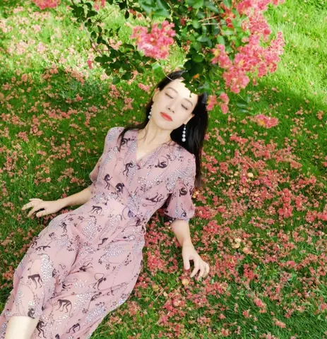 Tạo Dáng Nằm Trên Cỏ Nhắm Mắt Tạo Dáng Nằm Trên Cỏ Nhắm Mắt