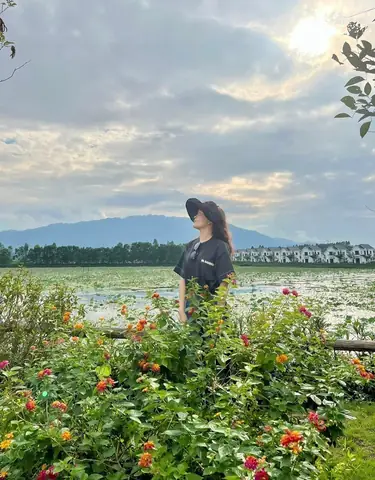 Hình Ảnh Đẹp Với Đôi Giày Dưới Thảm Cỏ Hình Ảnh Đẹp Với Đôi Giày Dưới Thảm Cỏ