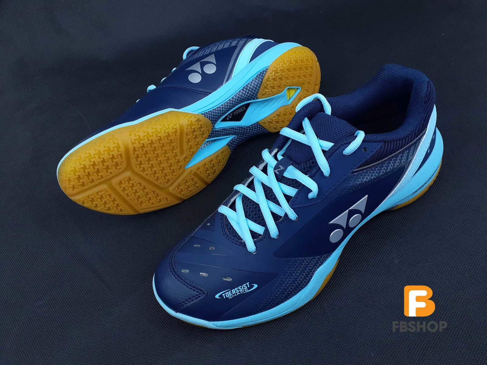 Hình ảnh một người đang di chuyển trên sân với đôi giày Yonex 65Z3 Xanh Navy
