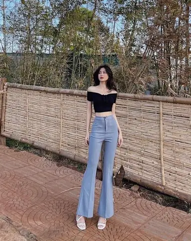 Kết hợp quần ống loe với áo croptop – Công thức cho đôi chân dài miên man Kết hợp quần ống loe với áo croptop – Công thức cho đôi chân dài miên man