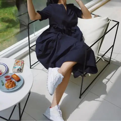 Kết Hợp Váy Và Giày Thể Thao Đỏ: Hướng Dẫn Phong Cách