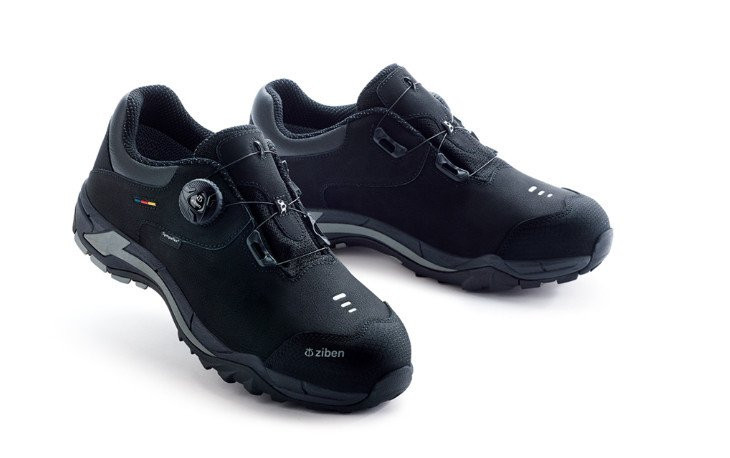 Kiểm tra kỹ lưỡng phần đế và thân giày bảo hộ Ziben cũ để đánh giá độ mòn