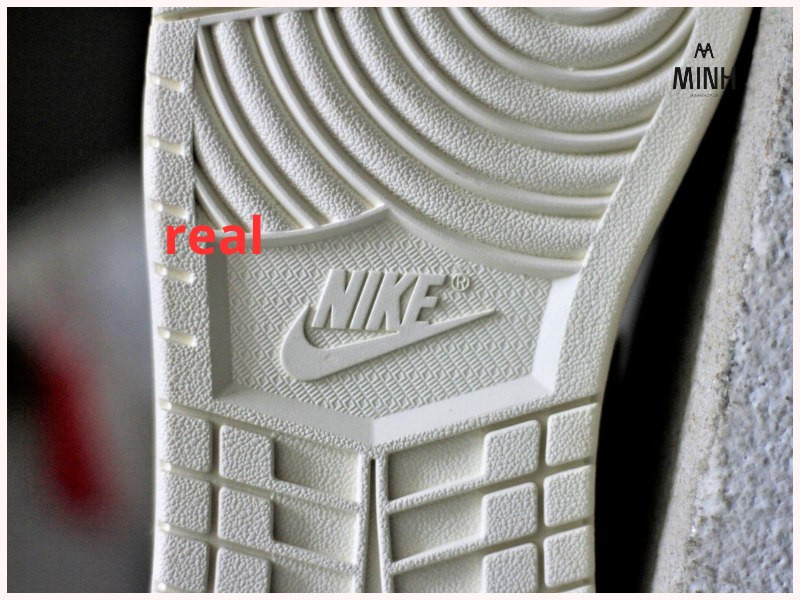 Kiểm tra logo NIKE dưới đế giày là một bước quan trọng