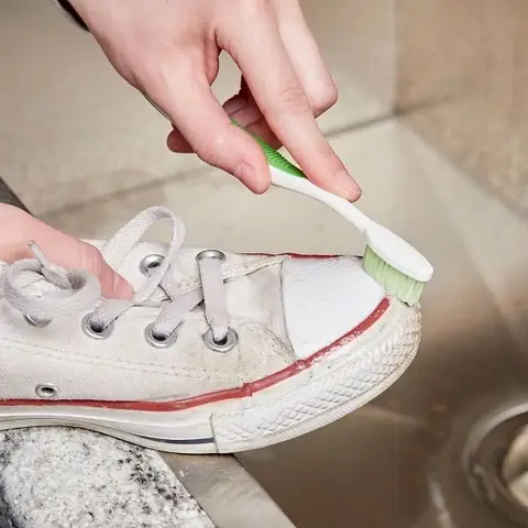 Bước 2: Cách làm sạch giày vải trắng không cần giặt chuyên sâu
