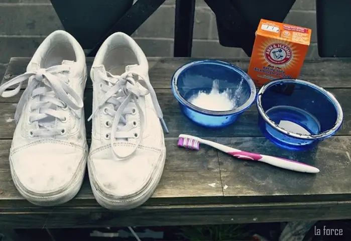 5. Cách Đánh Đế Giày Bị Ố Vàng Bằng Baking Soda