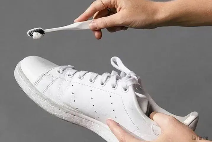 3. Cách Xử Lý Đế Giày Bị Ố Vàng Bằng Kem Đánh Răng