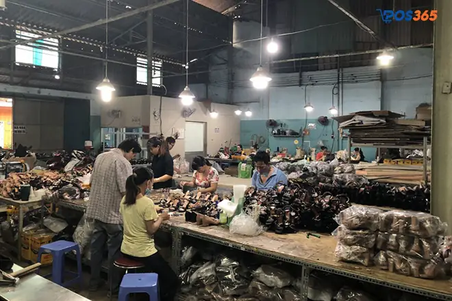 2. Lấy sỉ tại các xưởng gia công giày dép lớn 2. Lấy sỉ tại các xưởng gia công giày dép lớn