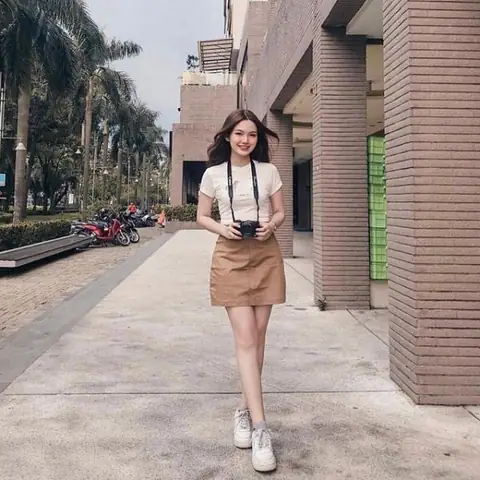 Chân váy chữ A kết hợp cùng giày thể thao trẻ trung Chân váy chữ A kết hợp cùng giày thể thao trẻ trung