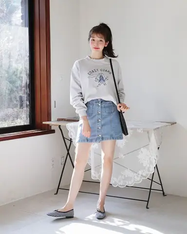Chân váy chữ A kết hợp cùng giày búp bê nữ tính Chân váy chữ A kết hợp cùng giày búp bê nữ tính