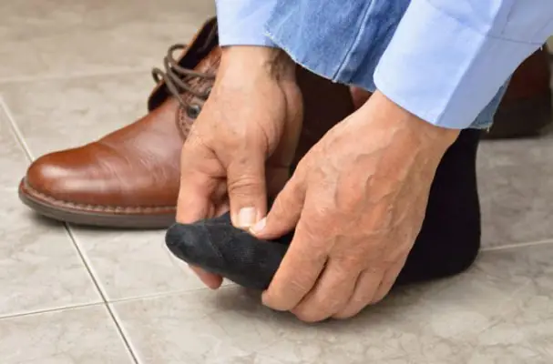 Mang giày tây bị đau chân do giày da chất lượng kém