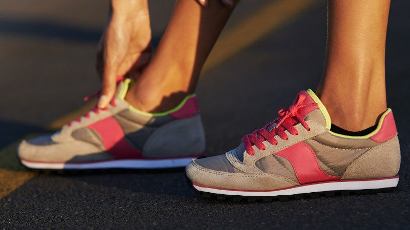 Mang giày chật có thể gây đau chân, phồng rộp, chai chân