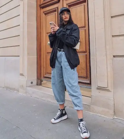Trở lại phong cách năng động thoải mái với giày Converse sneaker là tất cả những gì mà các bạn nữ thời trang cần để bắt đầu những ngày làm việc dễ chịu. Làm thế nào để mặc đẹp nhưng vẫn mang lại cảm giác êm ái, thoải mái nhất từ công ty cho đến buổi hẹn hò, cà phê. Drake VN sẽ gợi ý cho bạn các tips với giày Converse nữ phối đồ thời trang qua các bản phối thật phóng khoáng để đáp trả những “trăn trở” mà các chị em lo lắng bấy lâu nay nhé.