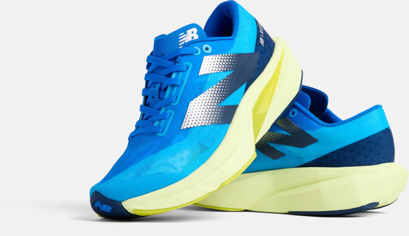 Mẫu giày New Balance FuelCell Rebel v4 màu xanh nổi bật trên đường chạy