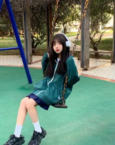Hoodie, sweater mặc trong áo khoác đồng phục Hoodie, sweater mặc trong áo khoác đồng phục