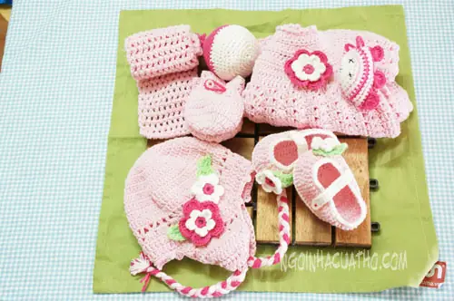 Móc áo cho bé gái từ 3-6 tháng tuổi