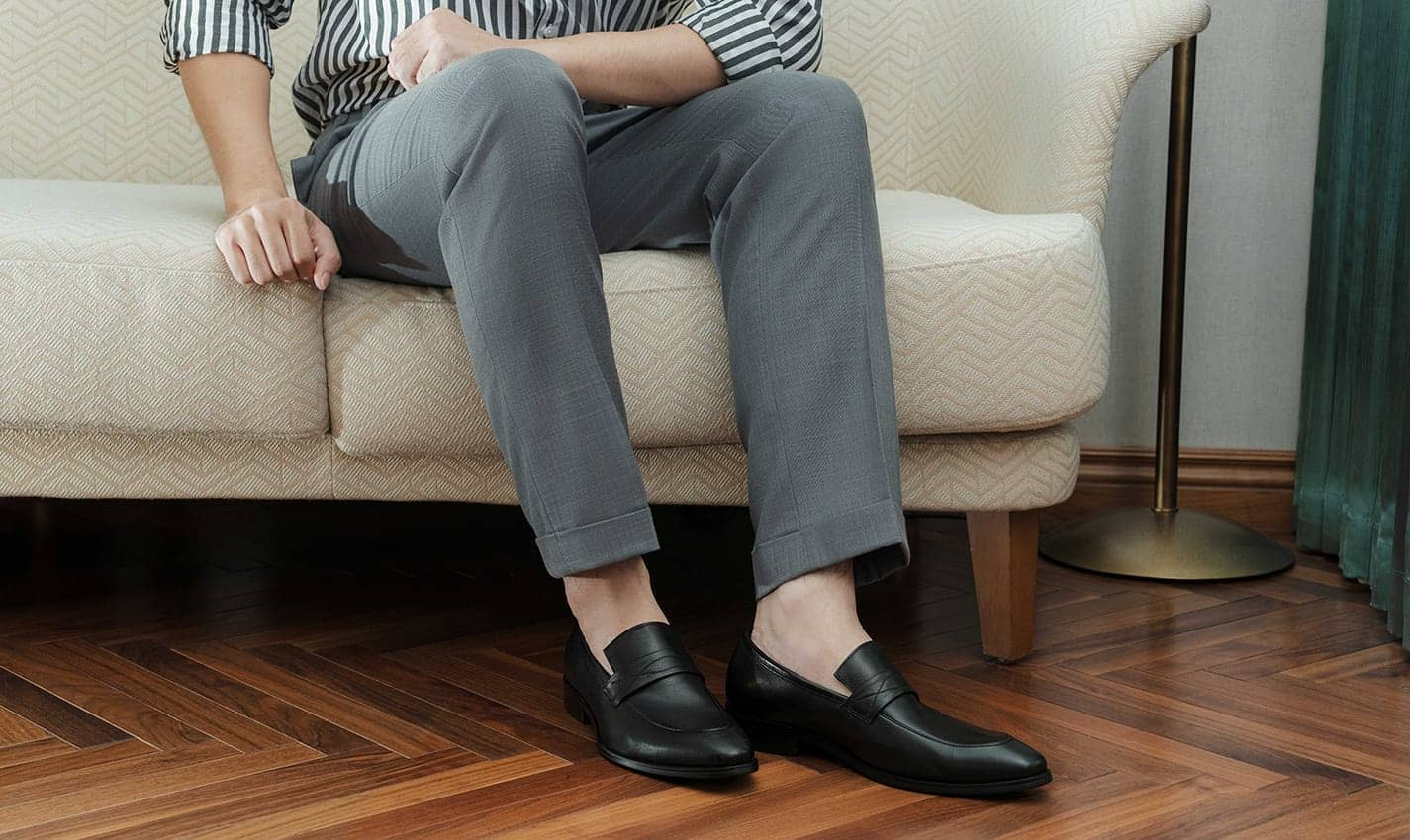 Một đôi giày tây màu tối với thiết kế hiện đại, có thể là mẫu tăng chiều cao