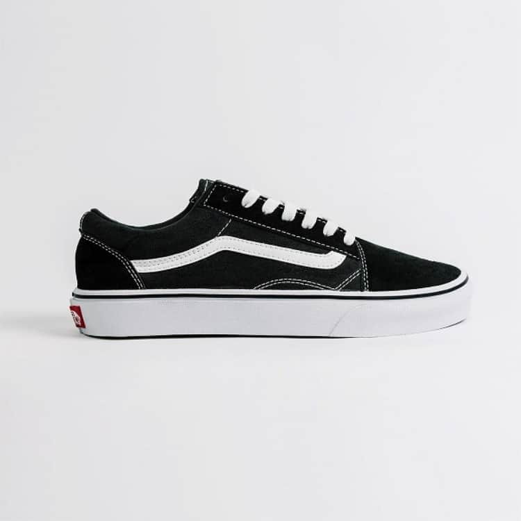 Một đôi giày Vans Old Skool màu đen, tập trung vào chi tiết sọc jazz