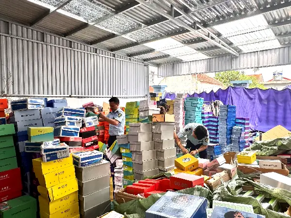 Ninh Bình: Phát hiện và tạm giữ gần 5.000 sản phẩm giầy dép, quần áo trẻ em nhập lậu và không rõ nguồn gốc, xuất xứ Ninh Bình: Phát hiện và tạm giữ gần 5.000 sản phẩm giầy dép, quần áo trẻ em nhập lậu và không rõ nguồn gốc, xuất xứ